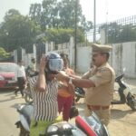 सड़क सुरक्षा को लेकर शाहाबाद पुलिस की अनोखी पहल, थाना प्रभारी अरविंद कुमार राय ने वाहन चालकों को बांटे हेलमेट, नसीहत देकर छोड़ा